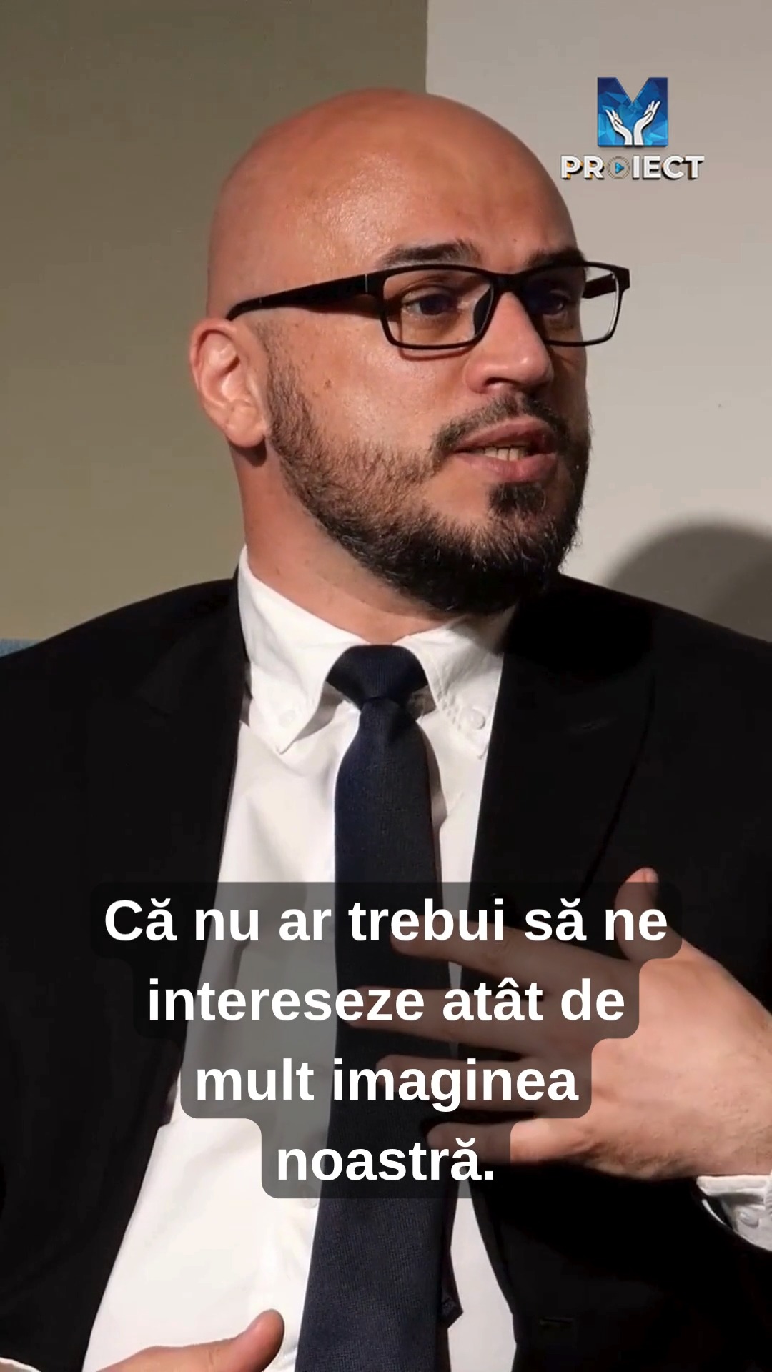 În trenul vieții, unii oameni urcă, merg alături de noi o stație sau două, apoi coboară. Drumurile se despart definitiv. Întrebarea crucială nu este cât timp am călătorit împreună, ci: Ce lași în urmă când cobori din trenul lor?

Nu imaginea ta contează cel mai mult, ci ce impresie au rămas acei oameni despre Dumnezeul căruia tu Îi slujești. Ai lăsat o mireasmă de viață?

🎬 Descoperă concluziile unei discuții memorabile alături de invitații mei în emisiunea „Portrete prăfuite”. Urmărește episodul complet pe YouTube Proiect M! (Link în comentarii)

#TrenulVietii #Influenta #Caracter #PortretePrafuite #Misiune #LectiiDeViata #ProiectM